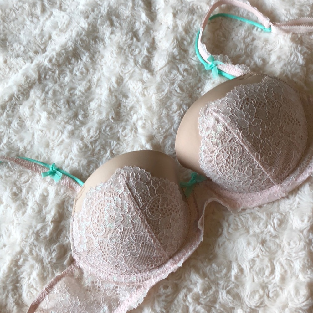 •Victoria’s Secret Bra•